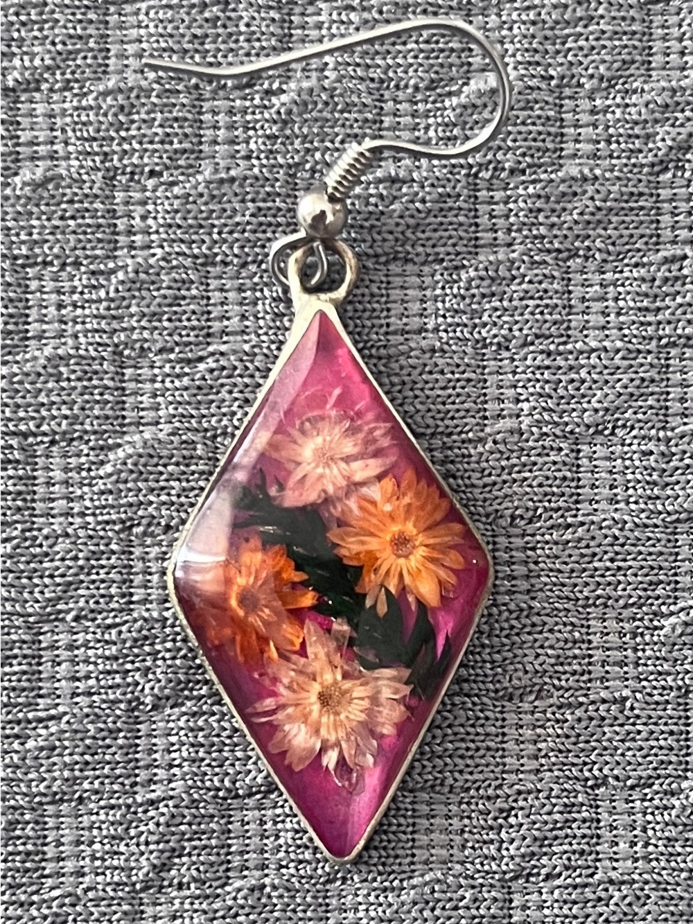Vintage 2000s Magenta Pressed Flower Resin Diamond Dangle Earrings Y2K Indie - Picture 5 of 7